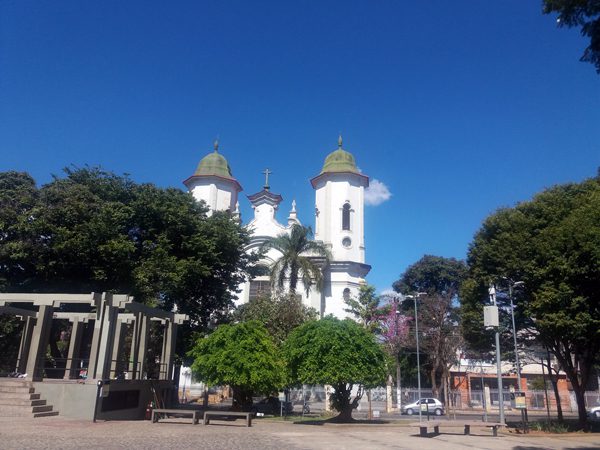 Praça de SAnta Tereza, a Duque de Caxias, tendo ao fundo a Igreja de Santa Tereza. Cartão postal do bairro