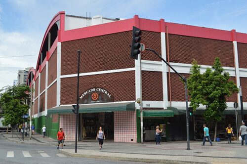 prédio do Mercado Central, a parte externa com pessoas circulando em volta